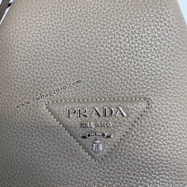 Prada專櫃2023新款女士水桶包 1BE060 普拉達鹿皮紋牛皮抽繩肩背桶包 csp1595